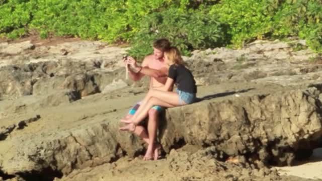 News video: Pucker Up - Celebrities Kissing!